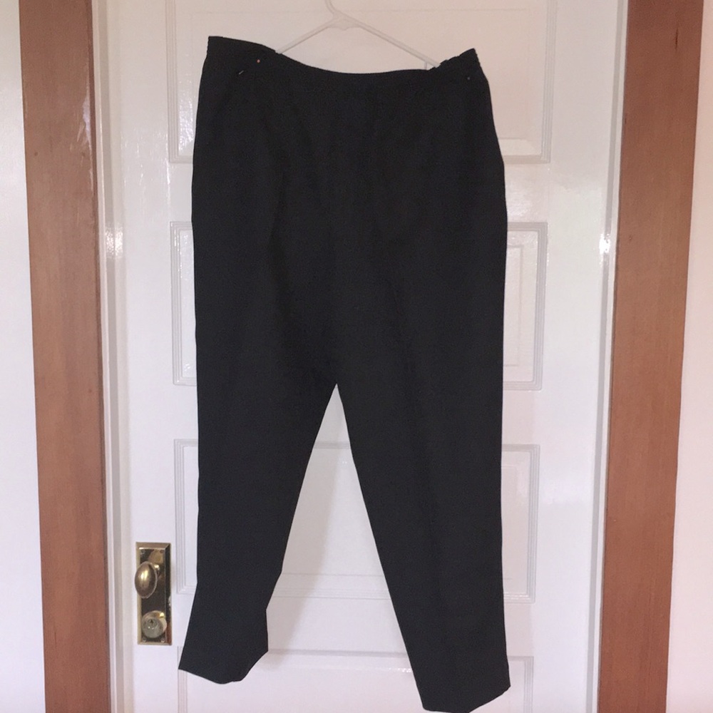 Alfred dunner size  14 polyester Mach wash cold elastic waist Black excellent